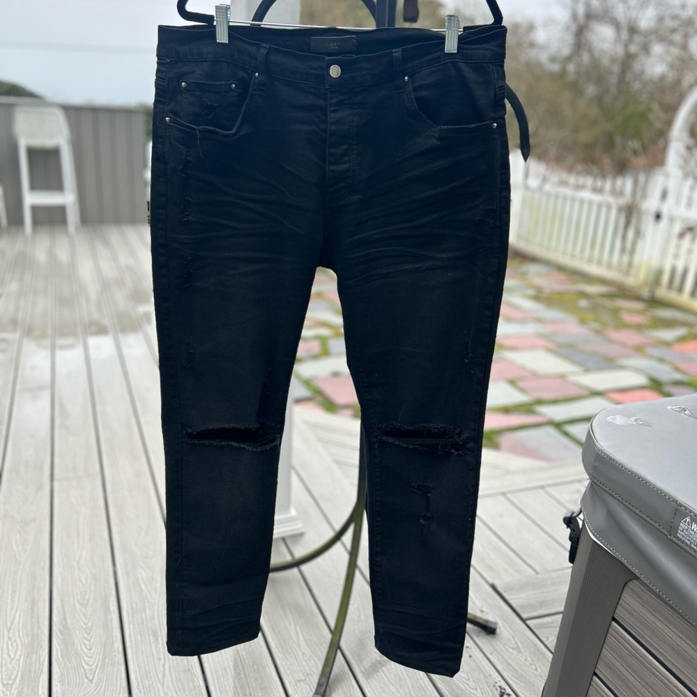 ๐ฆ Amiri Distressed Ripped Jeans - Picture 8 of 17